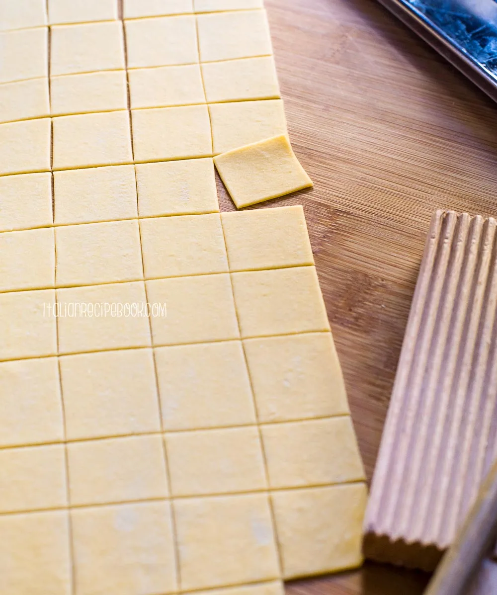 https://www.italianrecipebook.com/wp-content/uploads/2018/01/pasta-squares-for-garganelli.jpg.webp