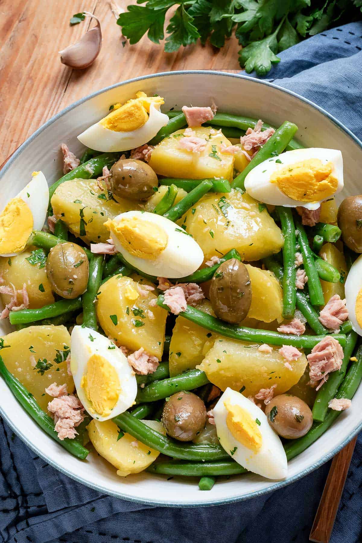 Green beans and potato salad with tuna, eggs and olives.