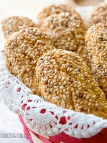 Reginelle cookies coated with sesame seeds arranged in a basket.