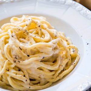 A bowl of cacio e pepe pasta.