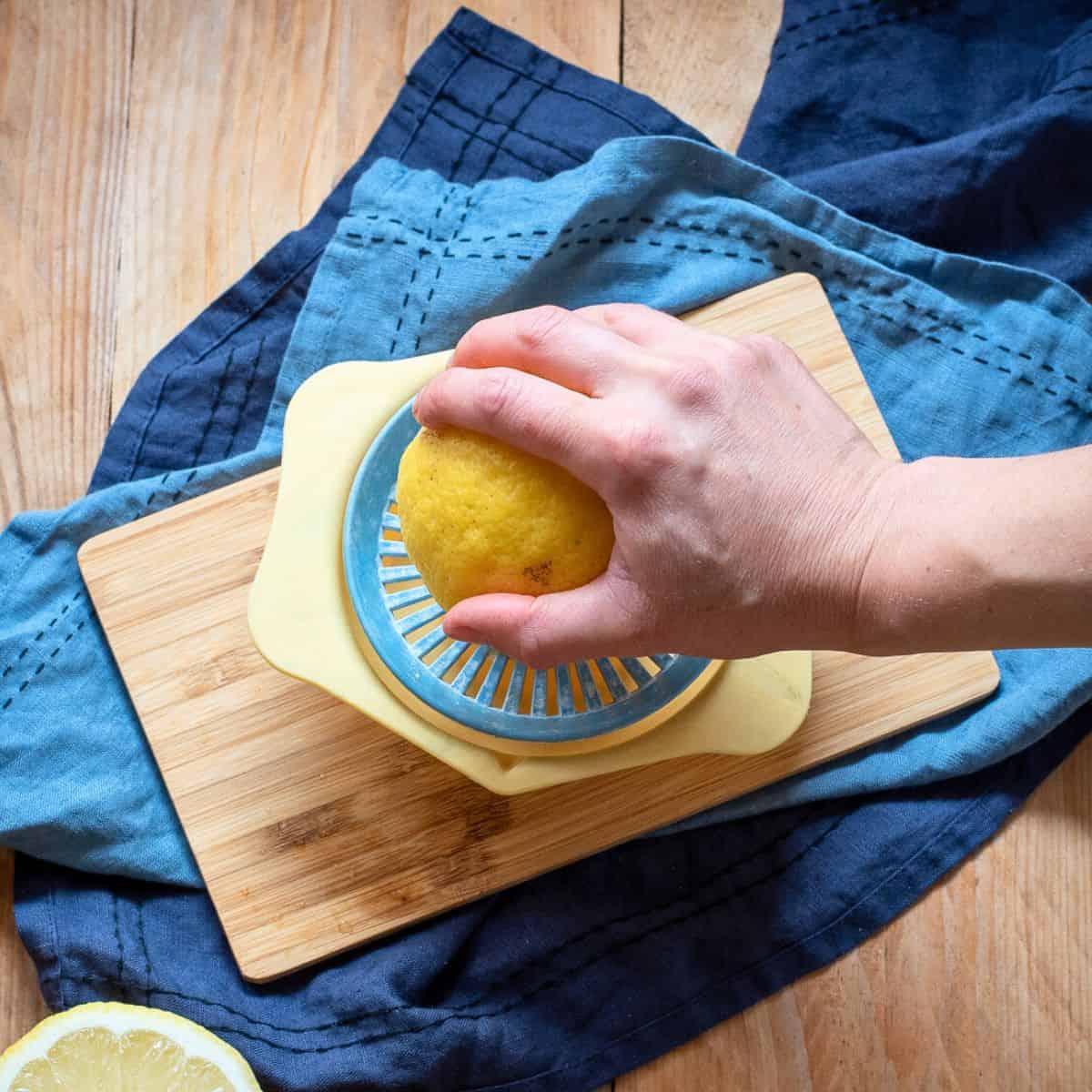 Juicing lemon juice.