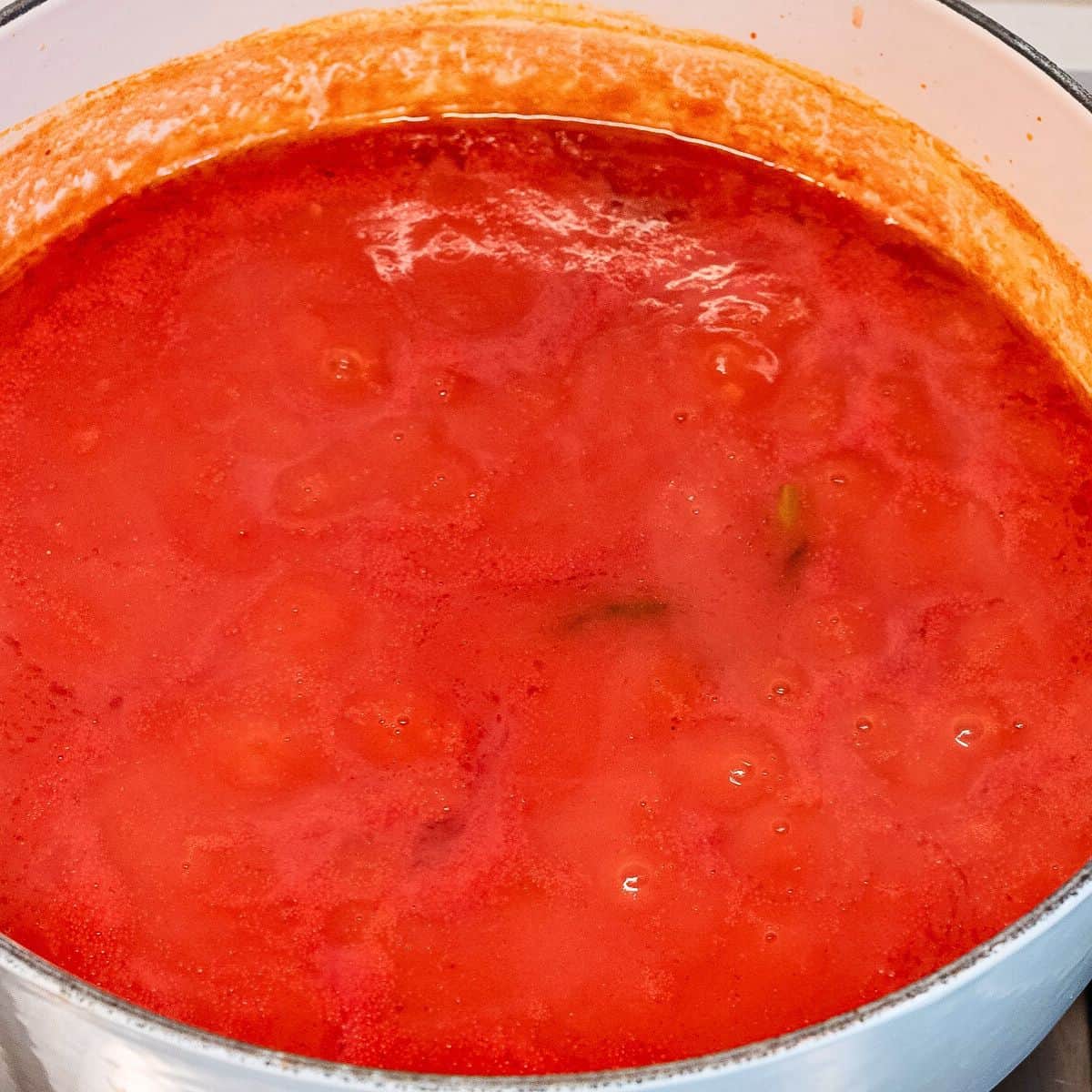 Cooking sugo di pomodoro on low heat.