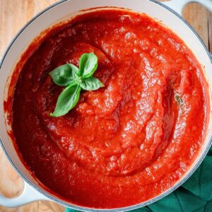 Sugo di pomodoro in a pot.