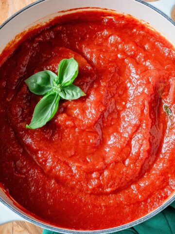 Sugo di pomodoro in a pot.